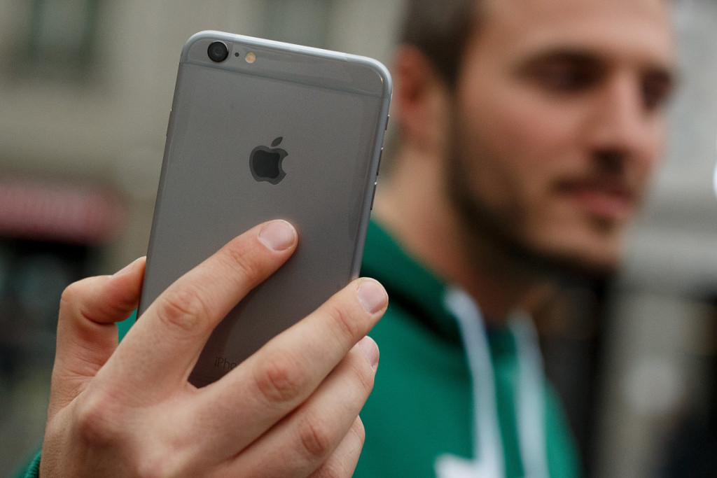 Apple says some iPhone6 have a flaw in their camera